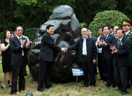 Precious stones offered to Ho Chi Minh Mausoleum - ảnh 1